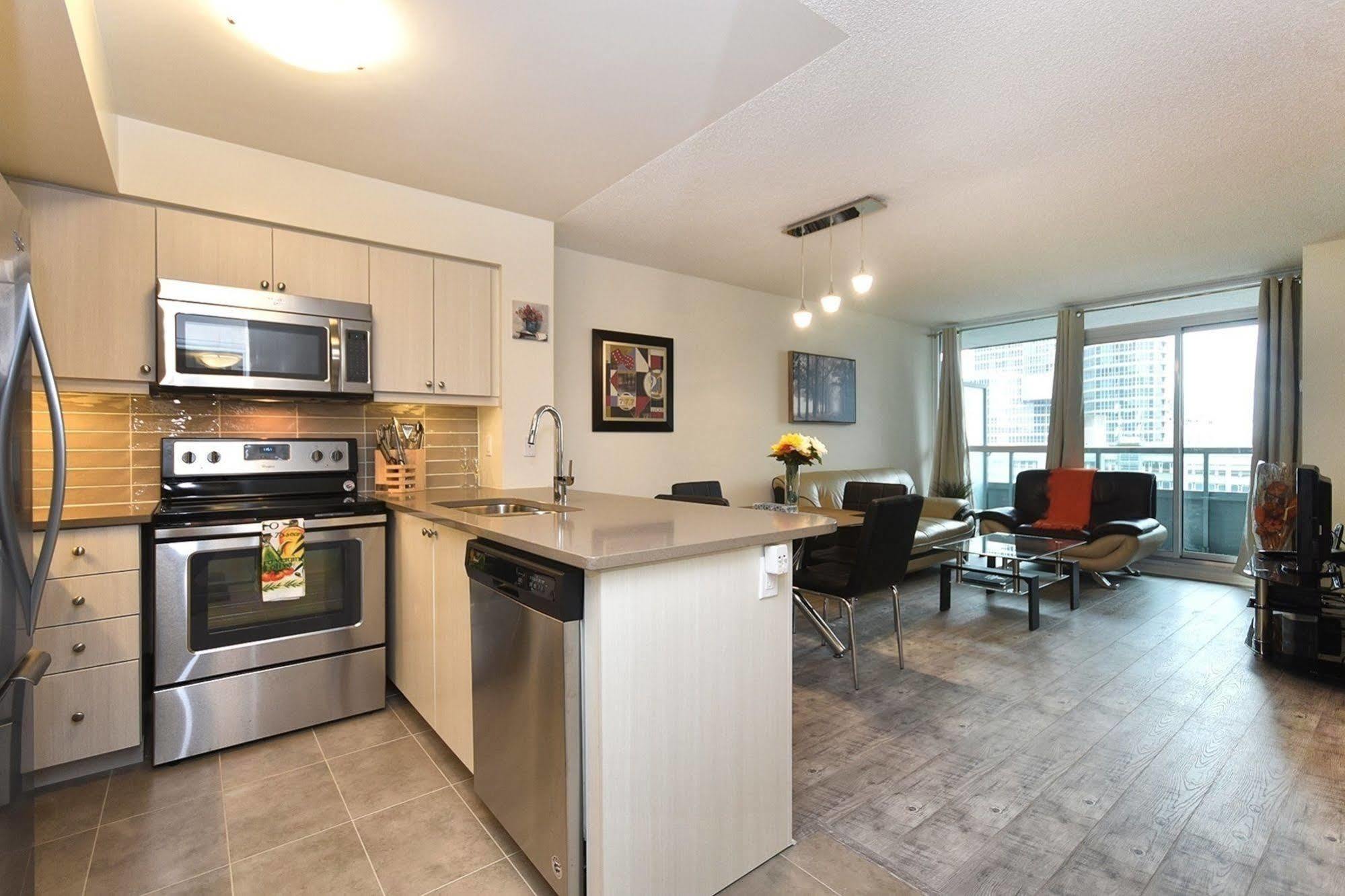 Napa Furnished Suites At Cn Tower & Maple Leaf Square Toronto Exterior photo